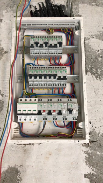 Electrician autorizat experienta de peste 20 ani
